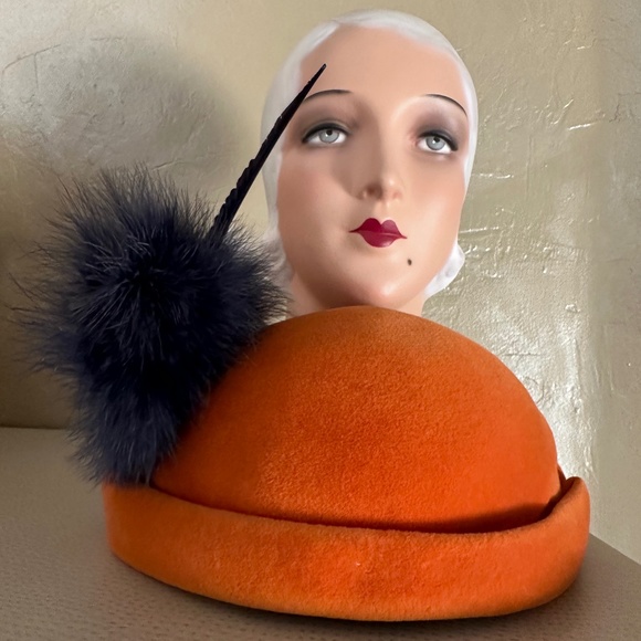 IMPOSING 1950s' DESIGNER MR. JOHN ORANGE FELT CLOCHE + NAVY/WHITE FEATHERS - Picture 9 of 11